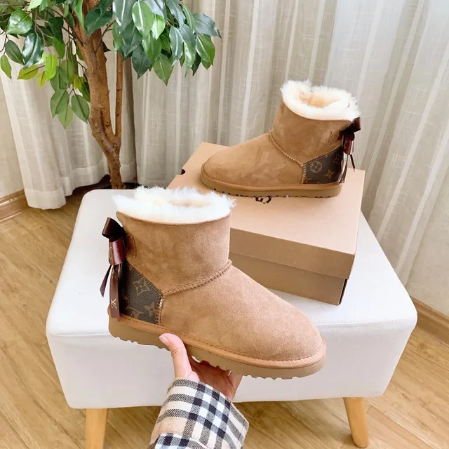 UGG 经典迷你印花驼色羊毛内里踝靴 23