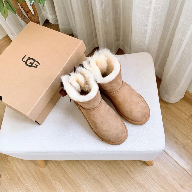 UGG 经典迷你印花驼色羊毛内里踝靴 24