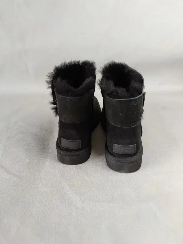 UGG Classic Mini Toggle أحذية ثلجية سوداء من السويد 2