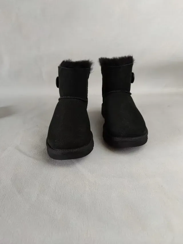 UGG Classic Mini Toggle أحذية ثلجية سوداء من السويد 3