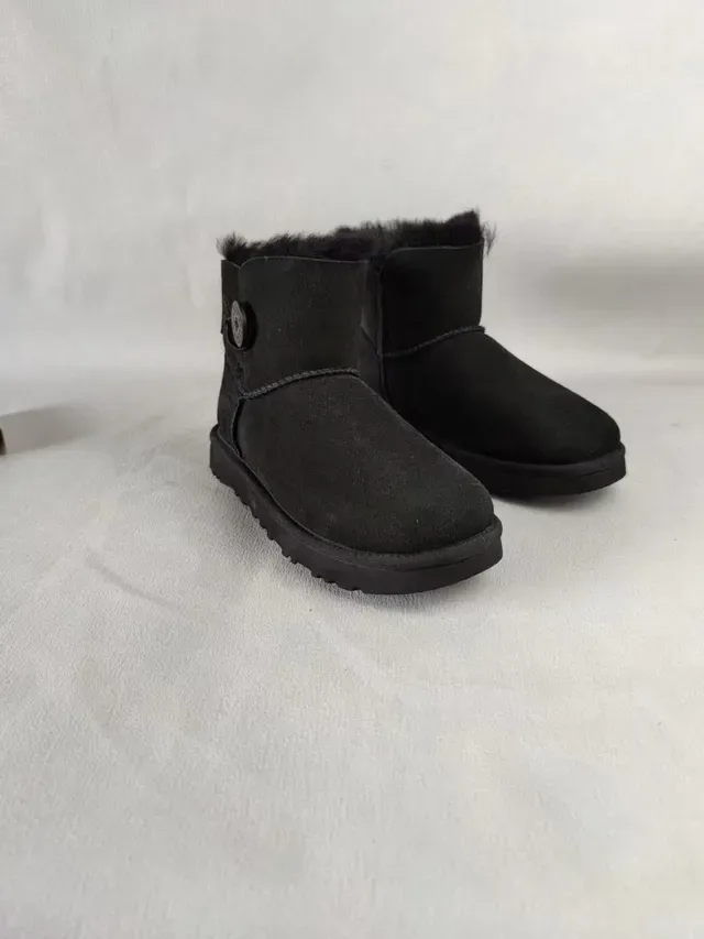 UGG Classic Mini Toggle أحذية ثلجية سوداء من السويد 4