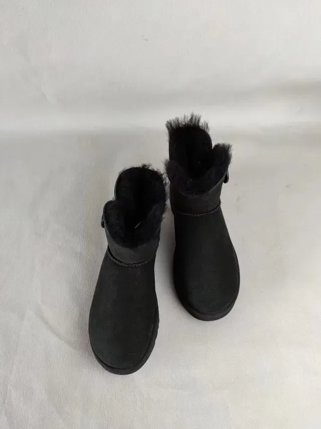 UGG Classic Mini Toggle أحذية ثلجية سوداء من السويد 5