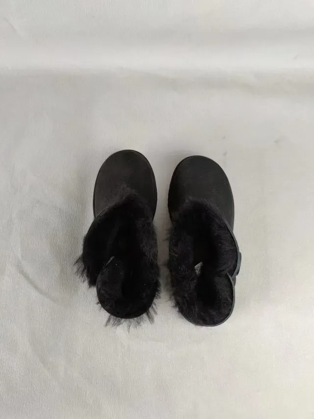UGG Classic Mini Toggle أحذية ثلجية سوداء من السويد 6