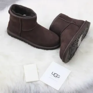UGG كلاسيك قصير بني سويدي مبطن بفراء الغنم أحذية ثلجية