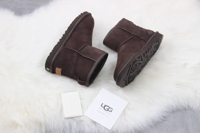 UGG ক্লাসিক শর্ট বাদামী সুয়েড শিয়ারলিং লাইন্ড স্নো বুট 3
