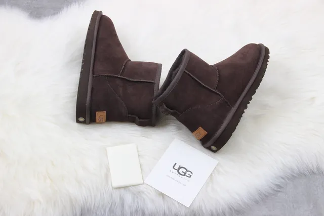 UGG ক্লাসিক শর্ট বাদামী সুয়েড শিয়ারলিং লাইন্ড স্নো বুট 4