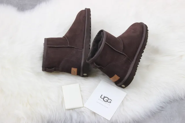 UGG ক্লাসিক শর্ট বাদামী সুয়েড শিয়ারলিং লাইন্ড স্নো বুট 5