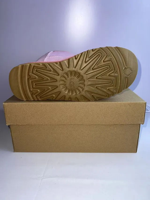 UGG क्लासिक छोटा गुलाबी सूड बर्फ के जूते 2