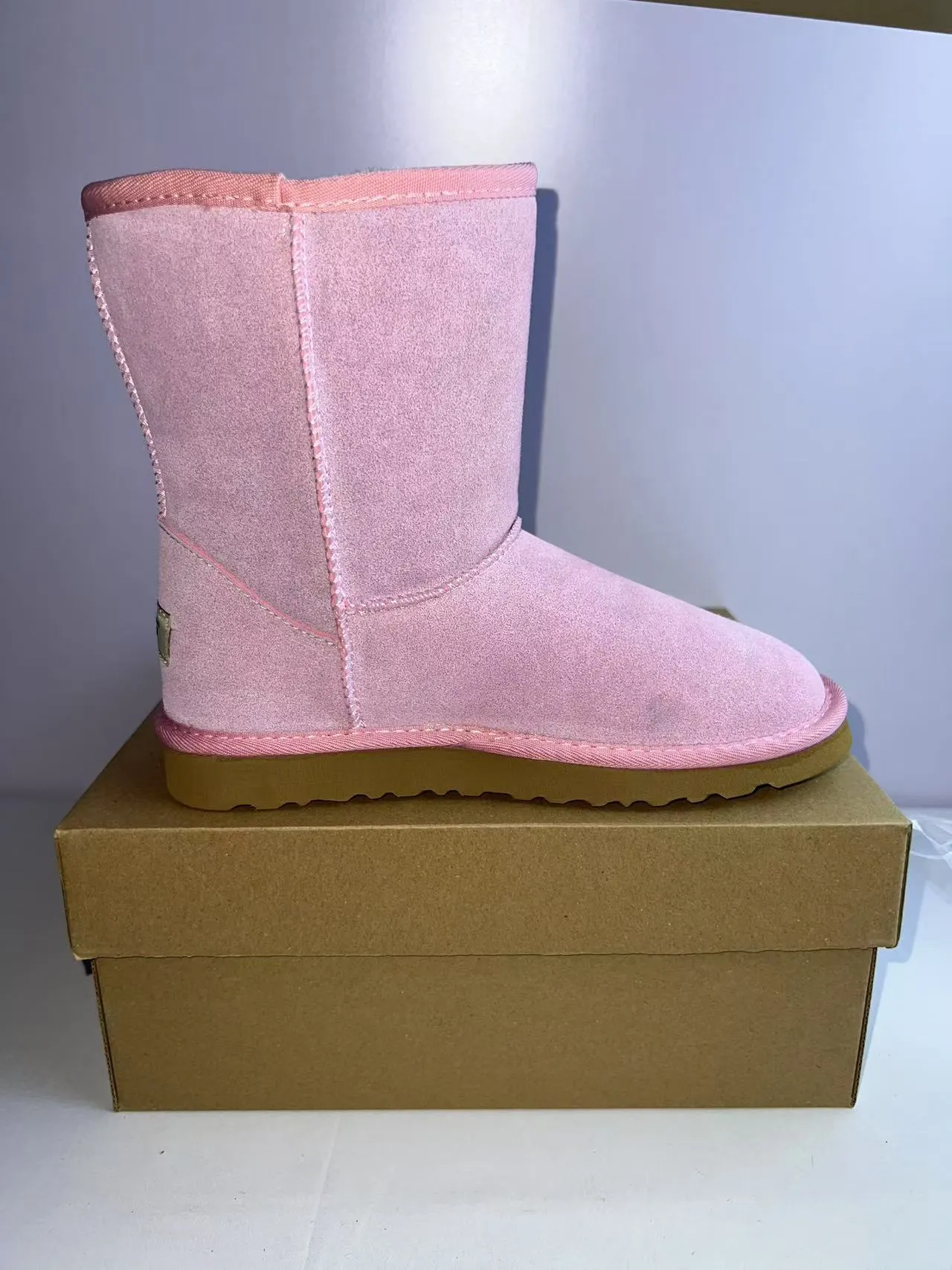 UGG क्लासिक छोटा गुलाबी सूड बर्फ के जूते 3
