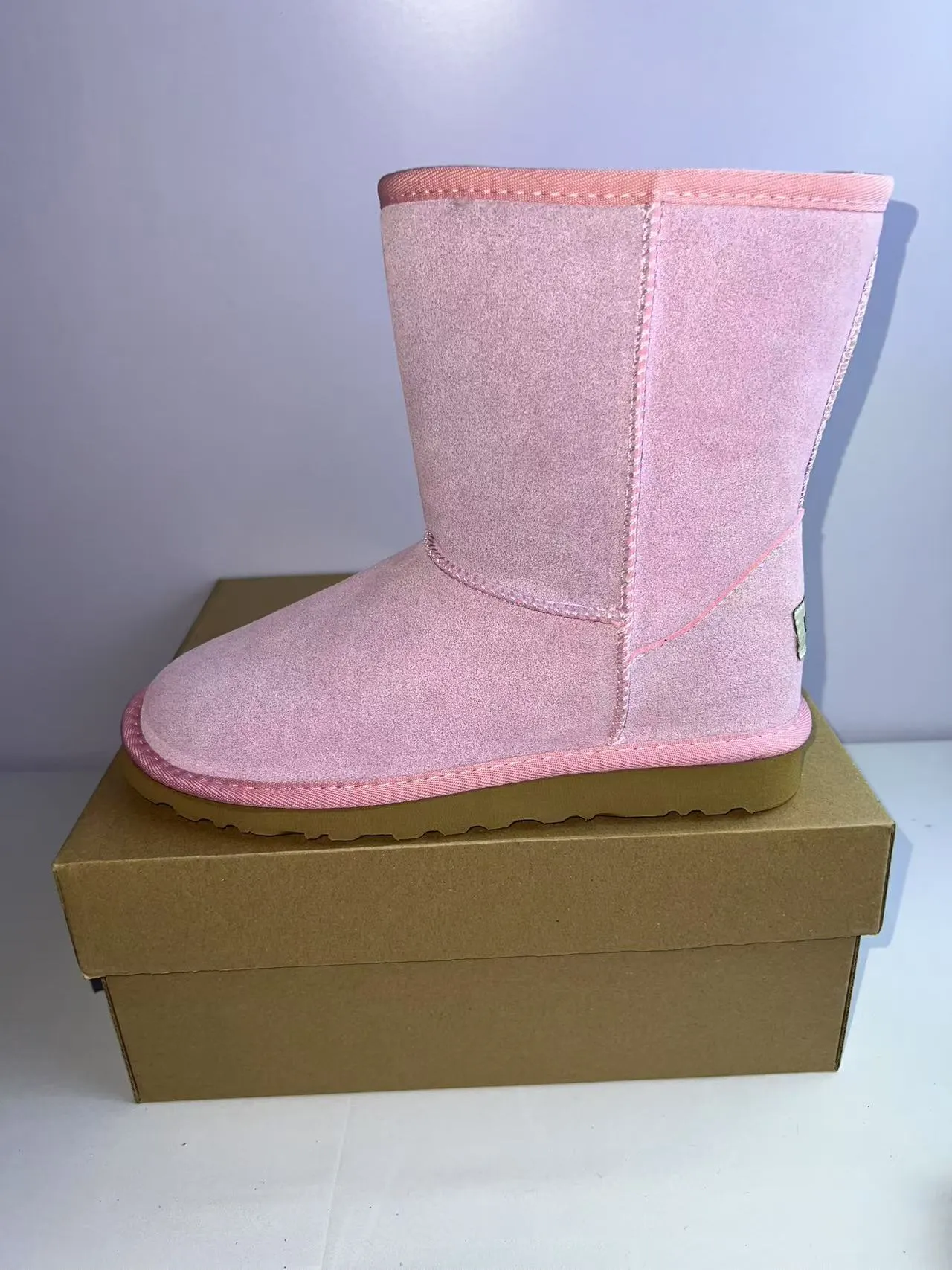 UGG क्लासिक छोटा गुलाबी सूड बर्फ के जूते 4