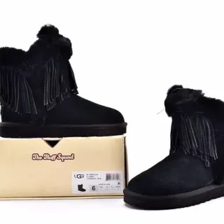 UGG डार्लाला क्लासिक काला फ्रिंज्ड शीयर्लिंग-कफ्ड एंक्ल बूट्स