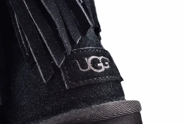 UGG डार्लाला क्लासिक काला फ्रिंज्ड शीयर्लिंग-कफ्ड एंक्ल बूट्स 5
