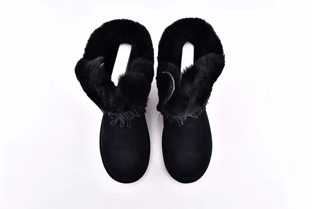 UGG डार्लाला क्लासिक काला फ्रिंज्ड शीयर्लिंग-कफ्ड एंक्ल बूट्स 12