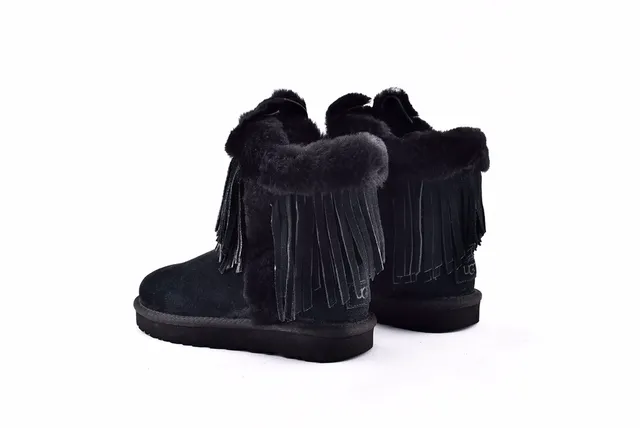 UGG डार्लाला क्लासिक काला फ्रिंज्ड शीयर्लिंग-कफ्ड एंक्ल बूट्स 14