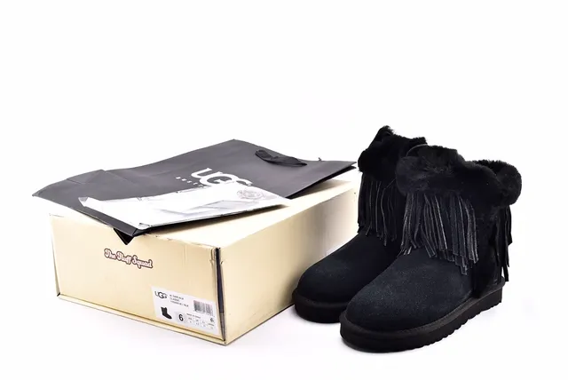 UGG डार्लाला क्लासिक काला फ्रिंज्ड शीयर्लिंग-कफ्ड एंक्ल बूट्स 15