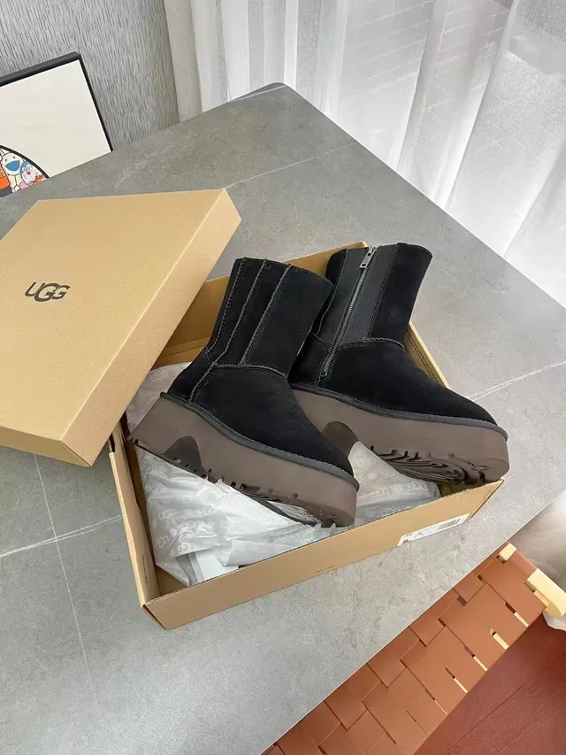UGG Tasman কালো সুয়েড প্ল্যাটফর্ম এনক্ল বুট 2