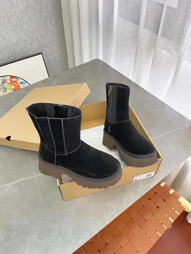 UGG Tasman কালো সুয়েড প্ল্যাটফর্ম এনক্ল বুট 5