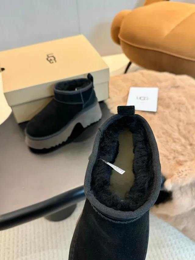 UGG Ultra Mini 黑色灰色 平台鞋底 麂皮面料 雪靴 3
