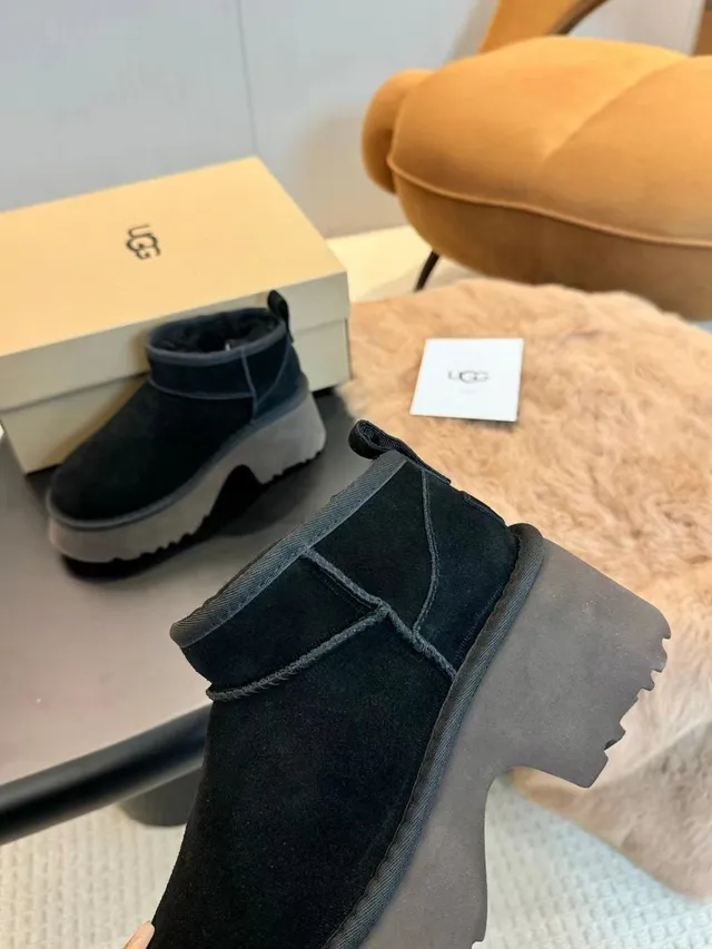 UGG Ultra Mini 黑色灰色 平台鞋底 麂皮面料 雪靴 4