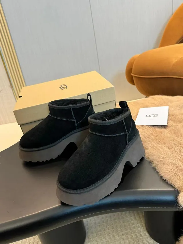 UGG Ultra Mini 黑色灰色 平台鞋底 麂皮面料 雪靴 5