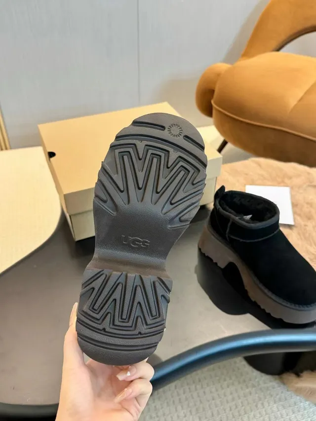 UGG Ultra Mini 黑色灰色 平台鞋底 麂皮面料 雪靴 7