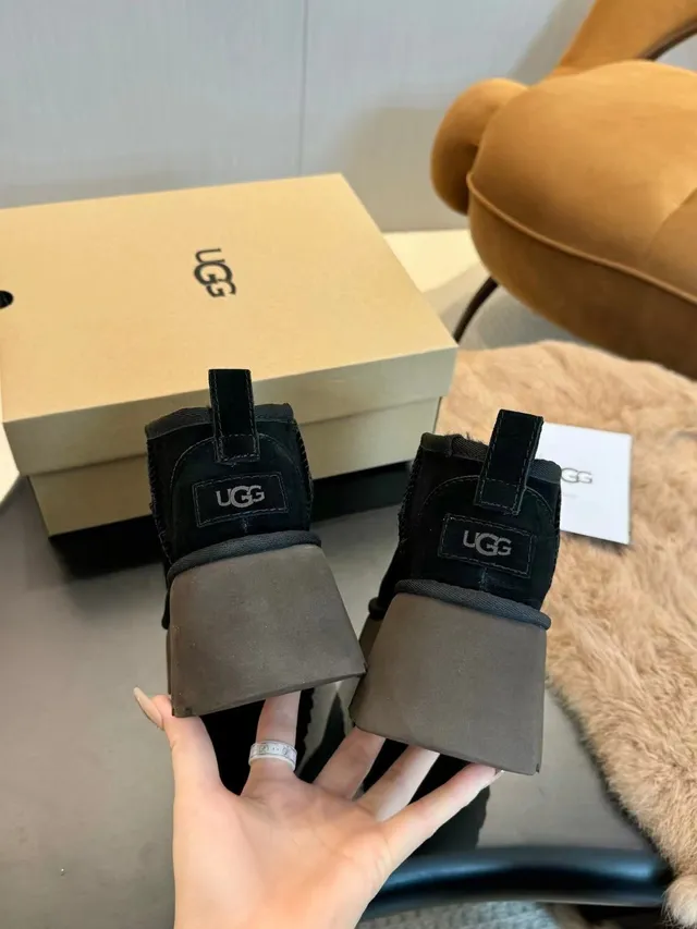 UGG Ultra Mini 黑色灰色 平台鞋底 麂皮面料 雪靴 9