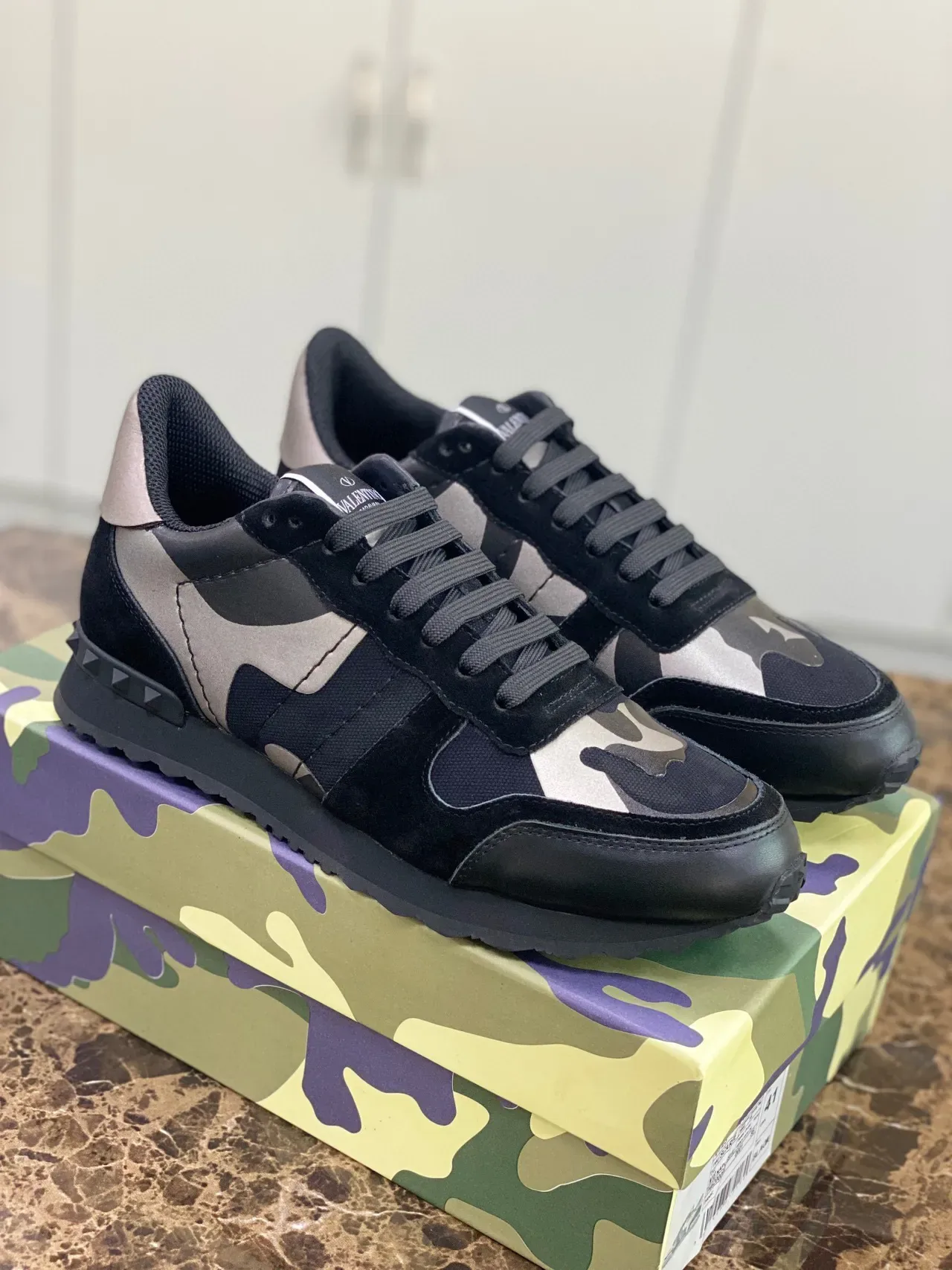 Valentino Tênis Lifestyle Preto Prata Camo-Paneled com Salto Studded 2