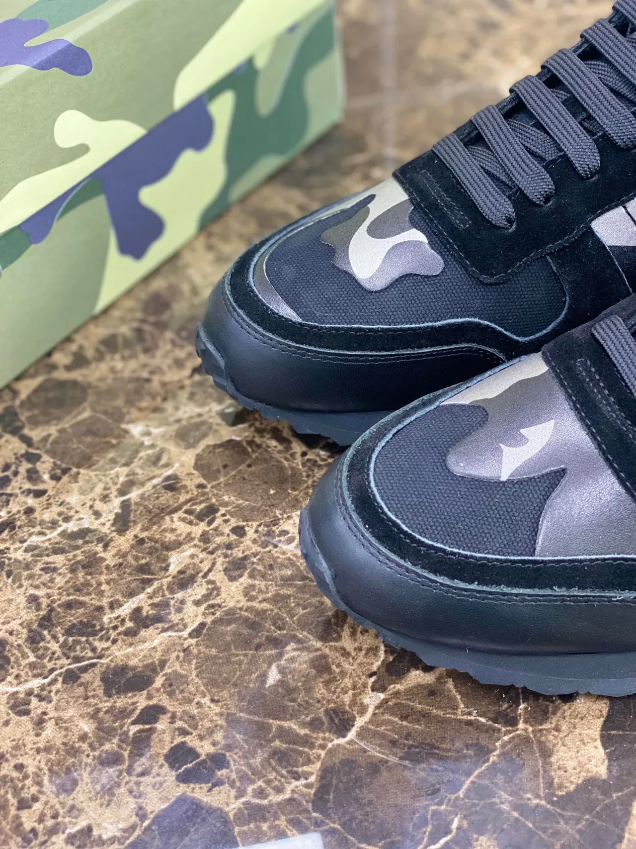 Valentino Tênis Lifestyle Preto Prata Camo-Paneled com Salto Studded 3