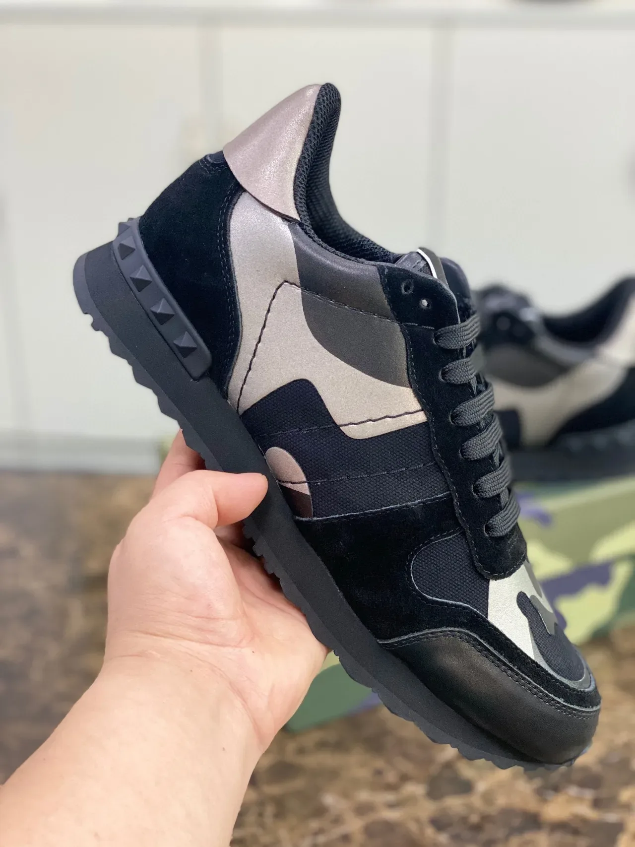 Valentino Tênis Lifestyle Preto Prata Camo-Paneled com Salto Studded 5