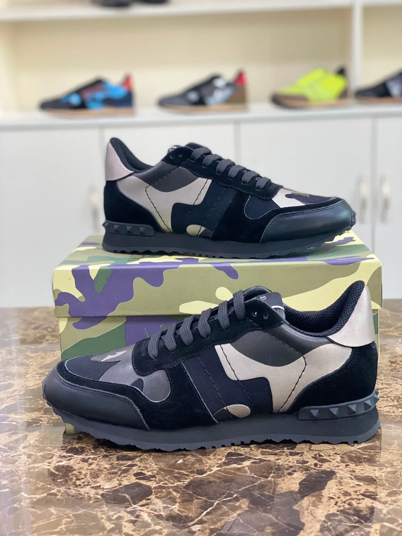 Valentino Tênis Lifestyle Preto Prata Camo-Paneled com Salto Studded 7