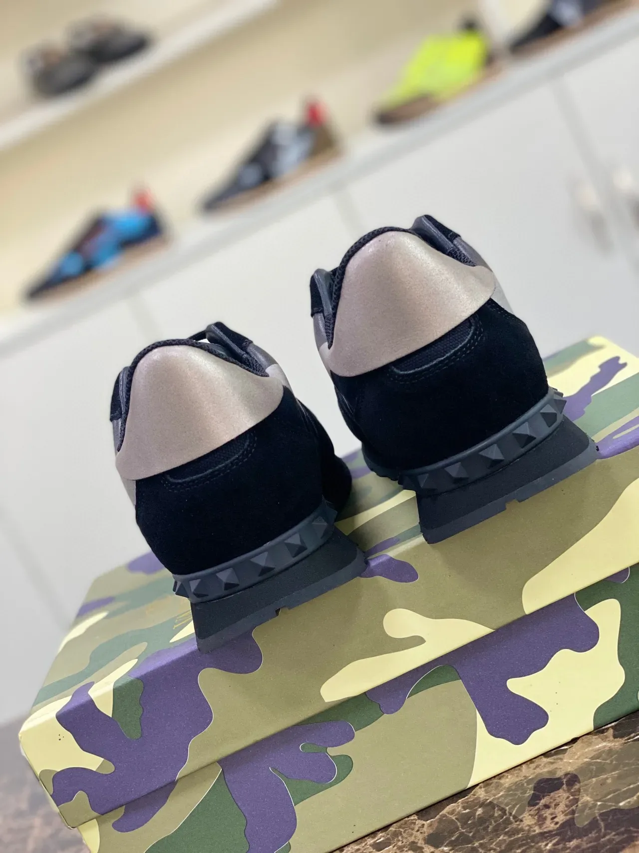 Valentino Tênis Lifestyle Preto Prata Camo-Paneled com Salto Studded 8