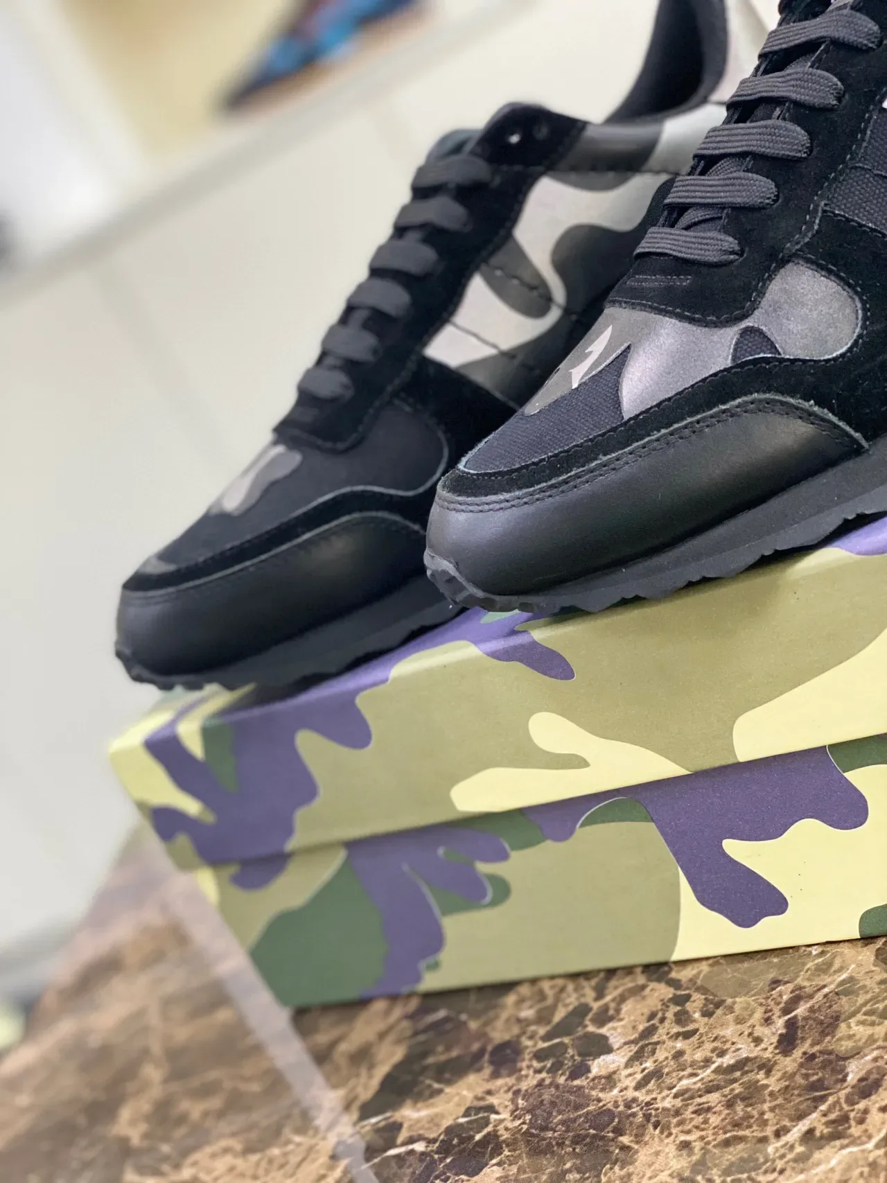 Valentino Tênis Lifestyle Preto Prata Camo-Paneled com Salto Studded 9