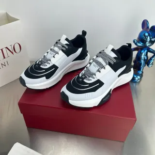 Valentino কালো সাদা প্ল্যাটফর্ম সোল অ্যাসিমেট্রিক্যাল প্যানেলিং চাঙ্কি স্নিকার্স