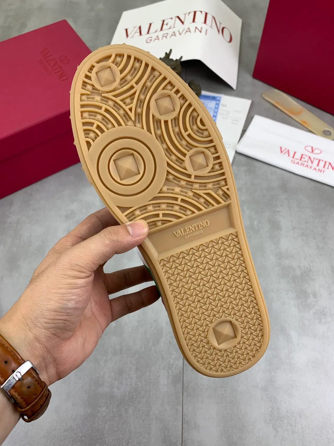 Valentino Garavani Zapatillas Lifestyle Verde y Rosa de Ante 2