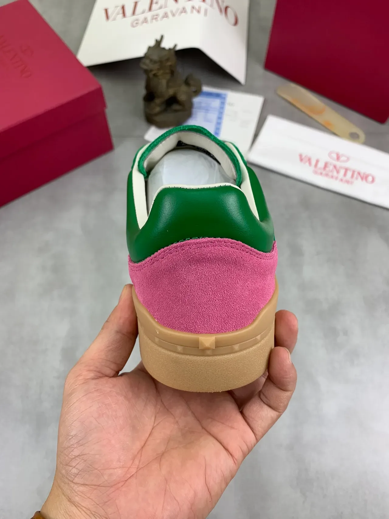 Valentino Garavani Zapatillas Lifestyle Verde y Rosa de Ante 3