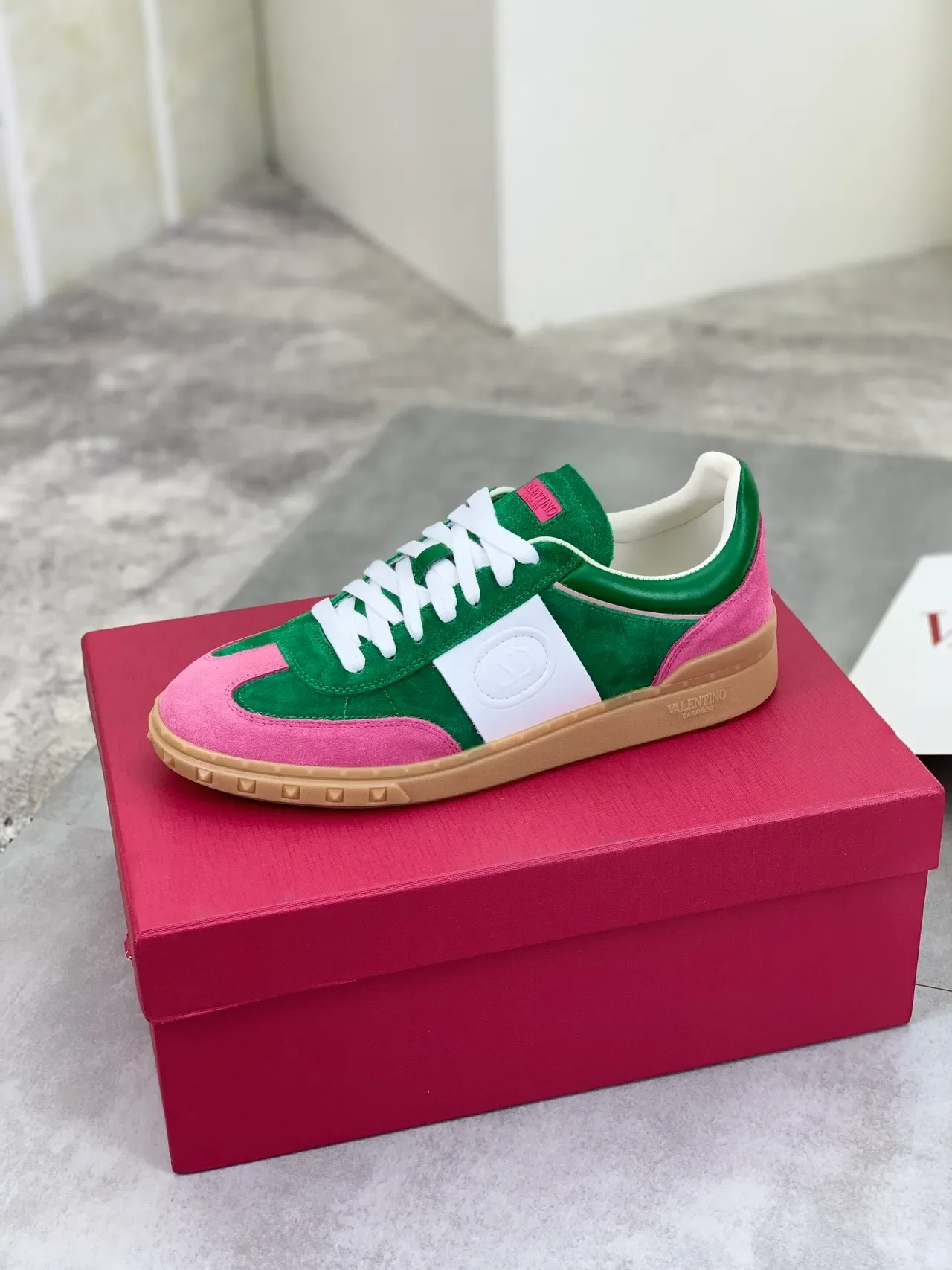Valentino Garavani Zapatillas Lifestyle Verde y Rosa de Ante 4