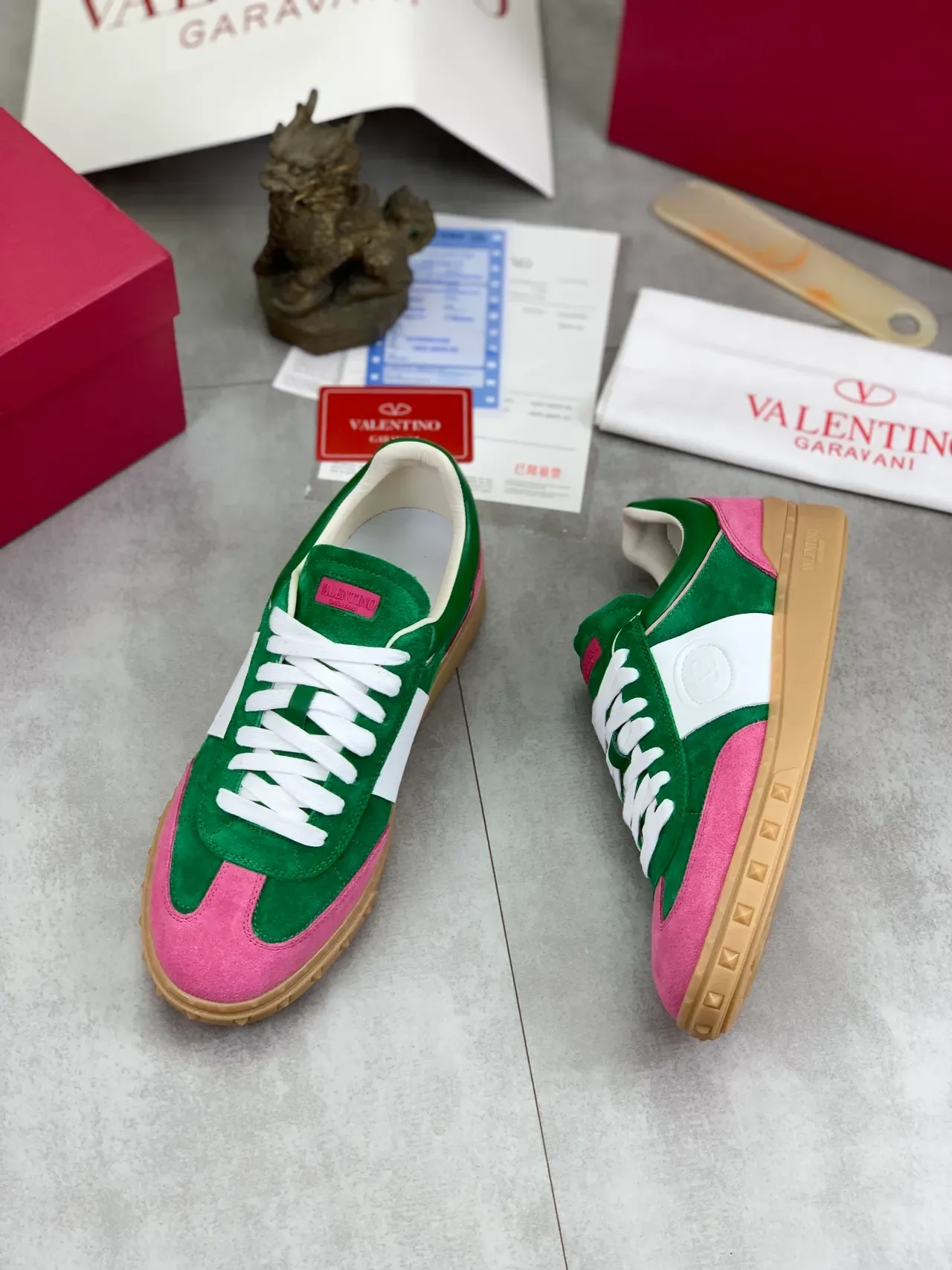 Valentino Garavani Zapatillas Lifestyle Verde y Rosa de Ante 5