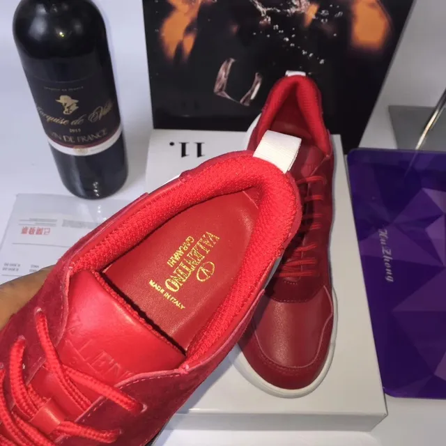Valentino লাল সাদা চামড়ার উপর মোটা সোল স্নিকার্স 2