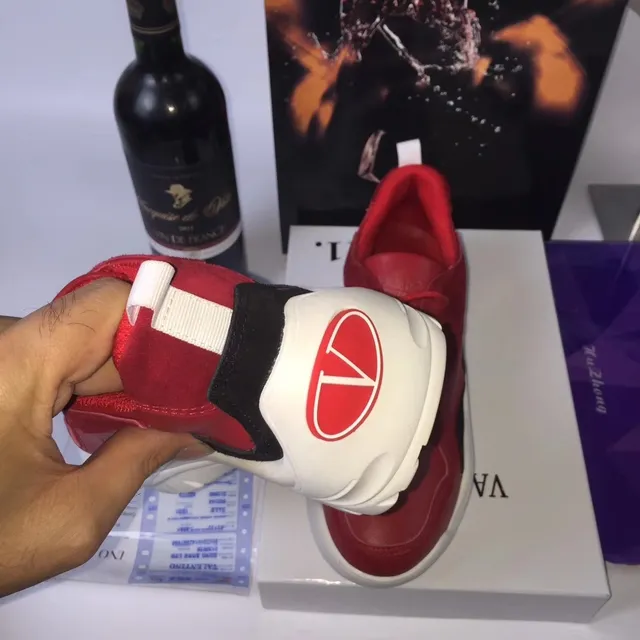 Valentino লাল সাদা চামড়ার উপর মোটা সোল স্নিকার্স 3