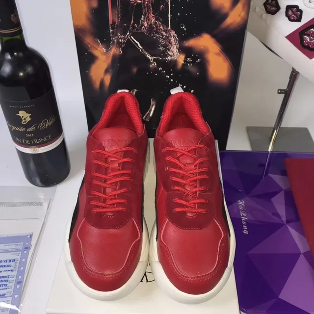 Valentino লাল সাদা চামড়ার উপর মোটা সোল স্নিকার্স 4