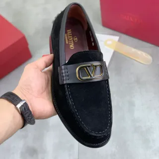 Valentino Rockstud Zapato moccasin de ante negro y dorado con costuras de moccasin