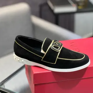 Valentino Rockstud Loafer Couro camurça preto com borda dourada sola com rebites Loafer