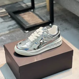 Valentino Rockstud Runner রুপালি সাদা ধাতবিক উপরের অংশ খোদিত জ্যামিতিক সোল চাঙ্কি স্নিকার