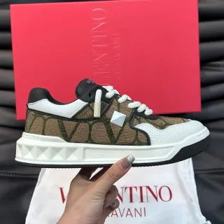 Valentino Rockstud V-Logo অলিভ গ্রিন সাদা কালো চাঙ্কি স্নিকার