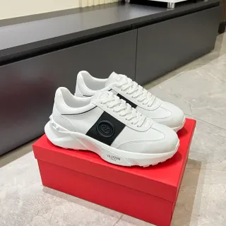 Valentino Rockstud सफेद काला स्कल्प्टेड चंकी सोल ट्रायांगुलर हील स्टड्स लाइफस्टाइल स्नीकर्स