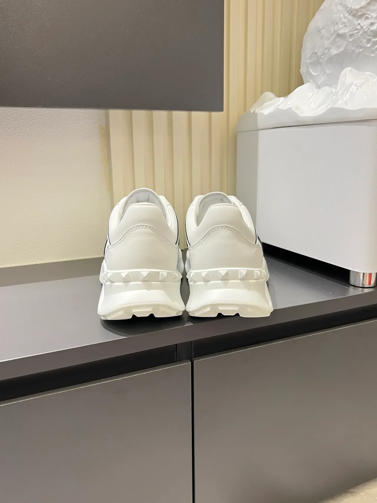 Valentino Rockstud 白黑雕塑厚底三角跟铆钉生活休闲鞋 2