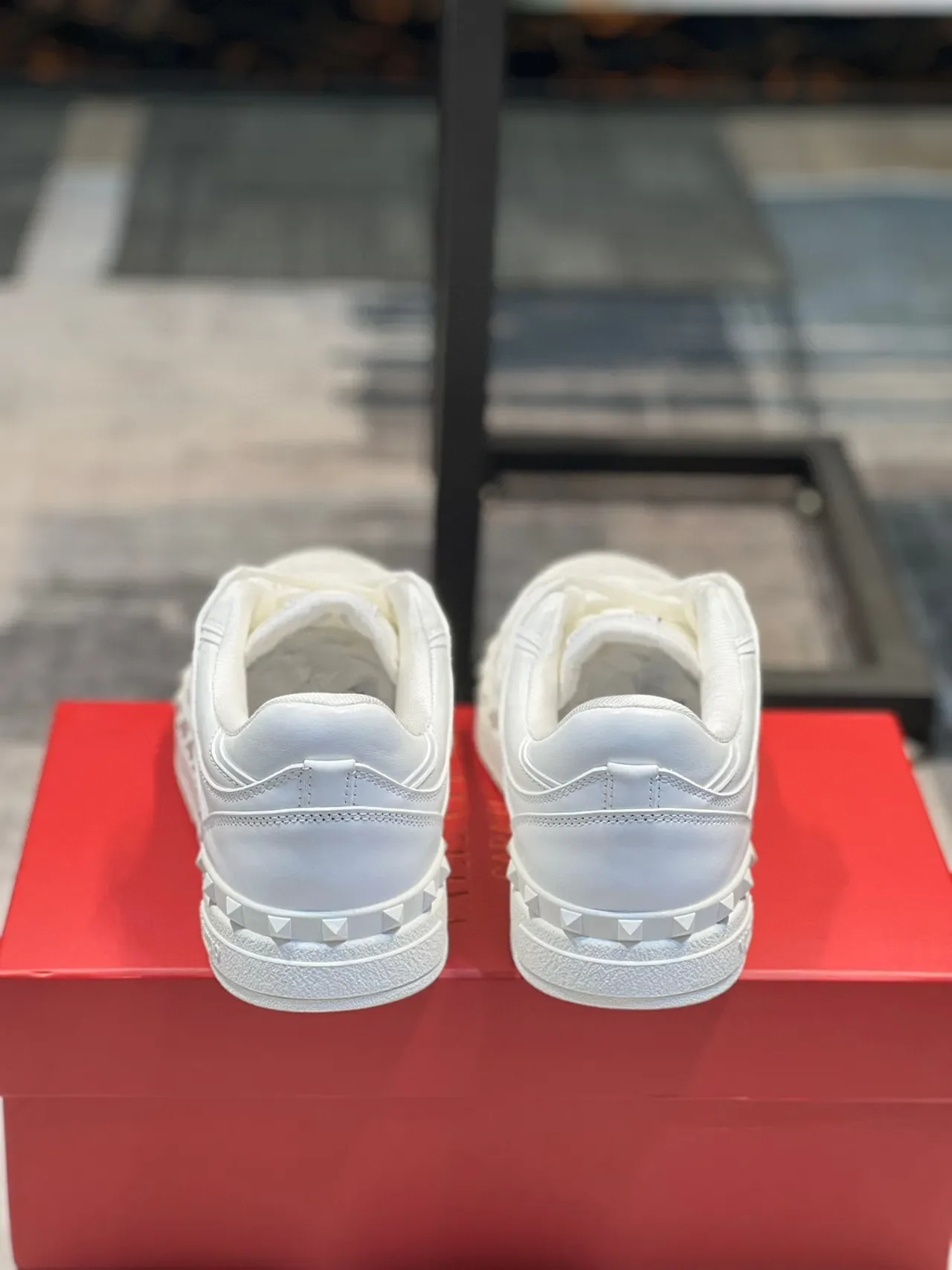 Valentino Rockstud Tênis Lifestyle de Couro Branco com Pirâmides Studded 2