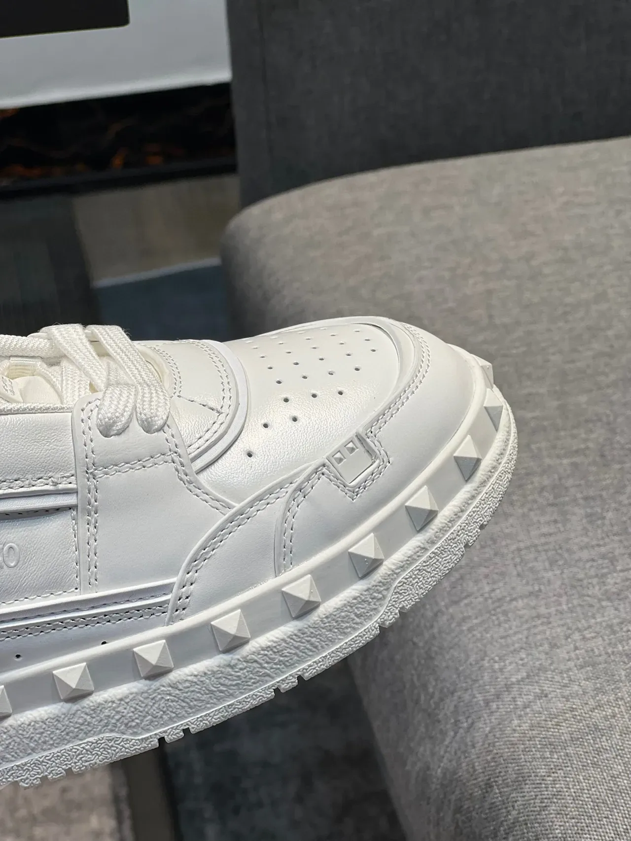 Valentino Rockstud Tênis Lifestyle de Couro Branco com Pirâmides Studded 3