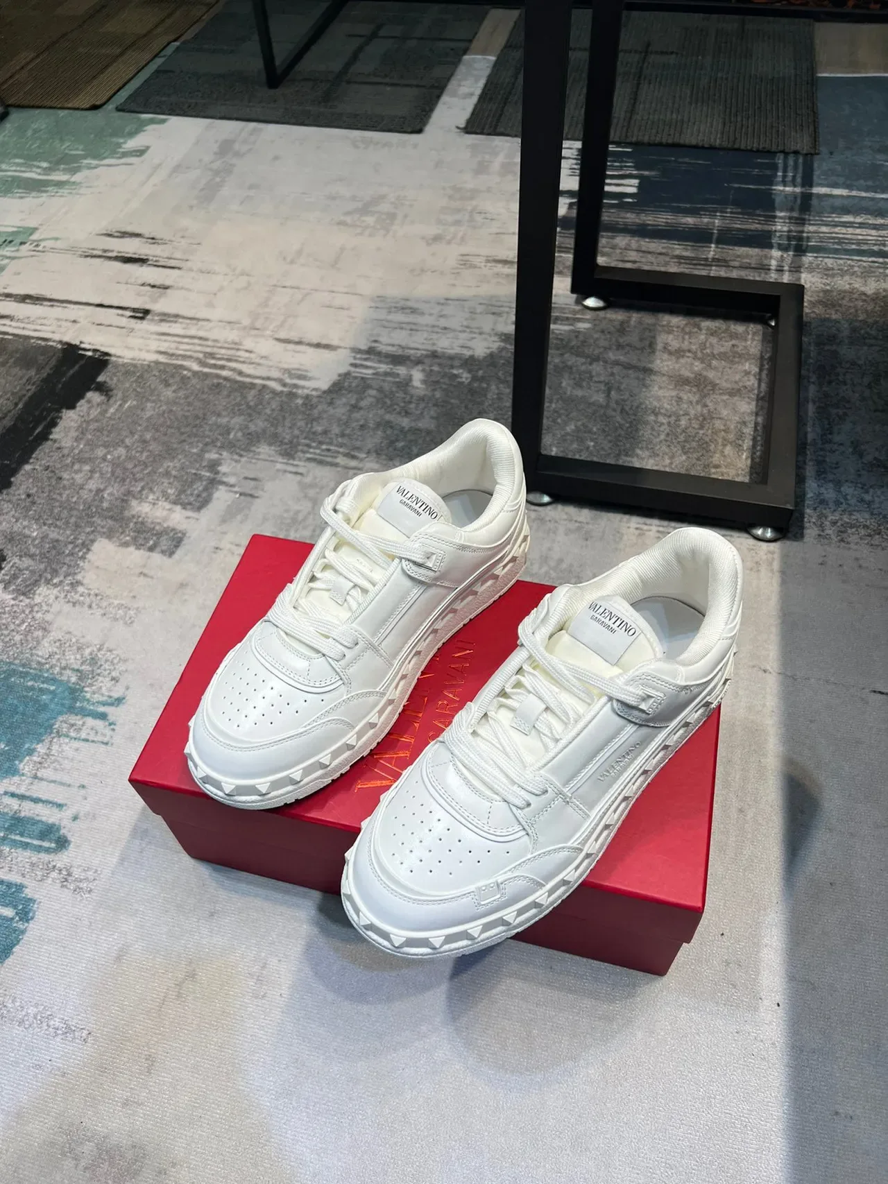 Valentino Rockstud Tênis Lifestyle de Couro Branco com Pirâmides Studded 5