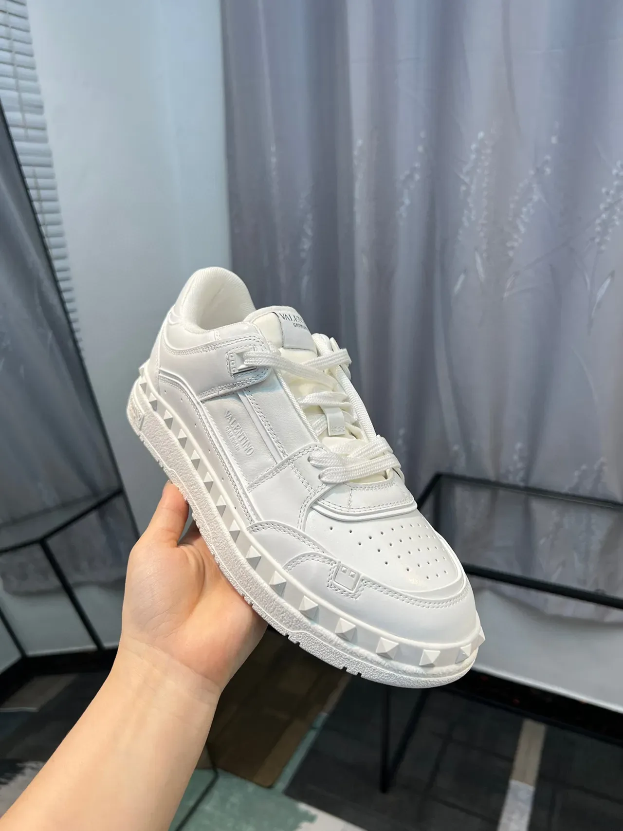 Valentino Rockstud Tênis Lifestyle de Couro Branco com Pirâmides Studded 6